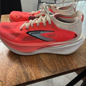 Brooks Women's Vibrant Red Athletic Shoes
Hyperion Max